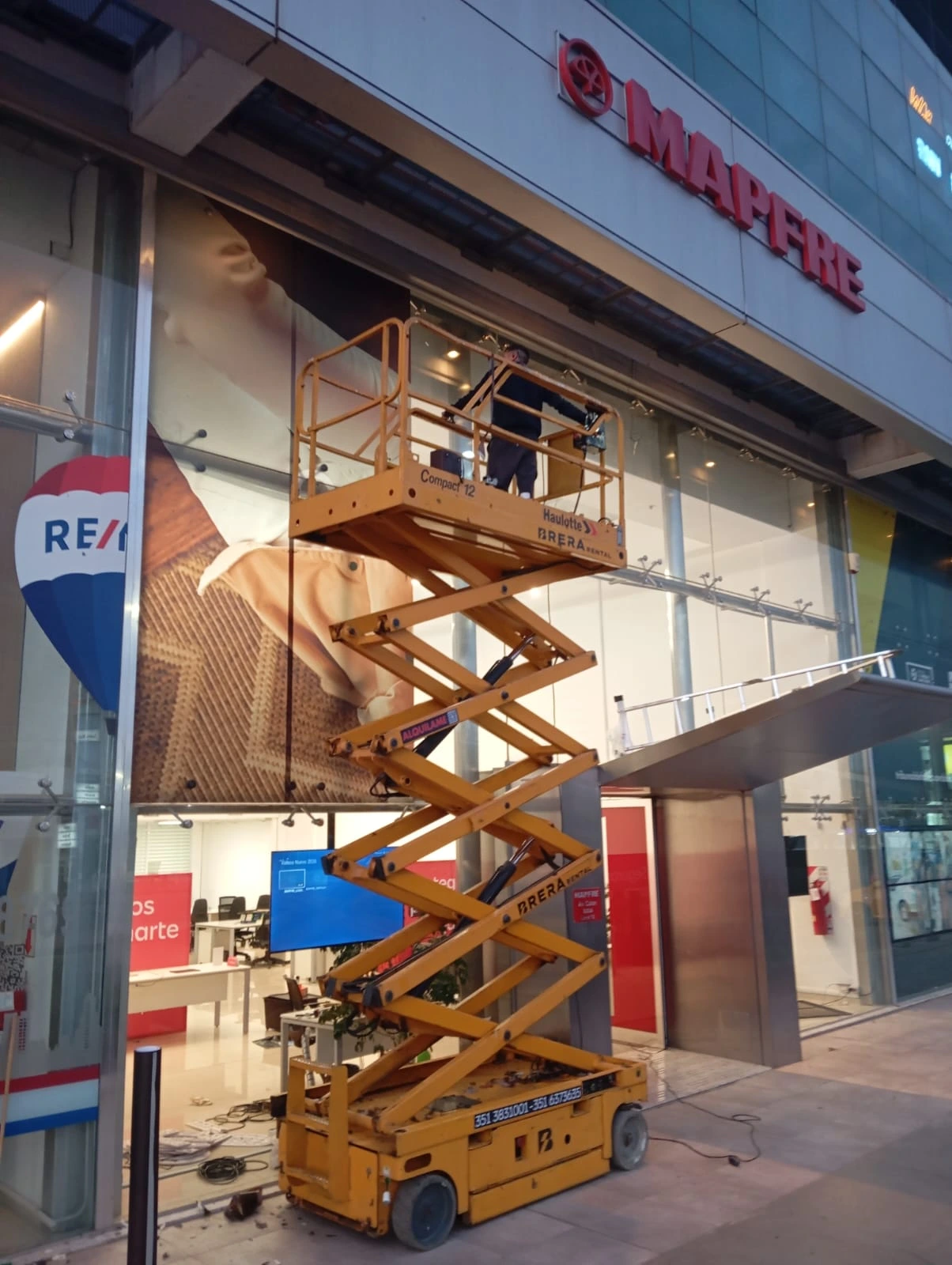 Instalacion de vinilo esmerilado impreso UV led , sobre fachada frente vidiera corporativa