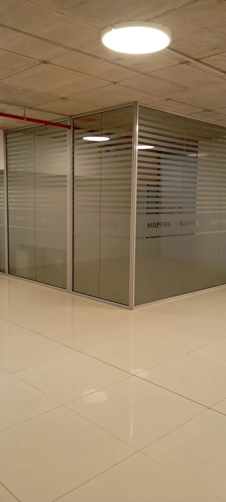 Letras de polifan con frente de acrilico, para sucursal Mapfre cordoba capital